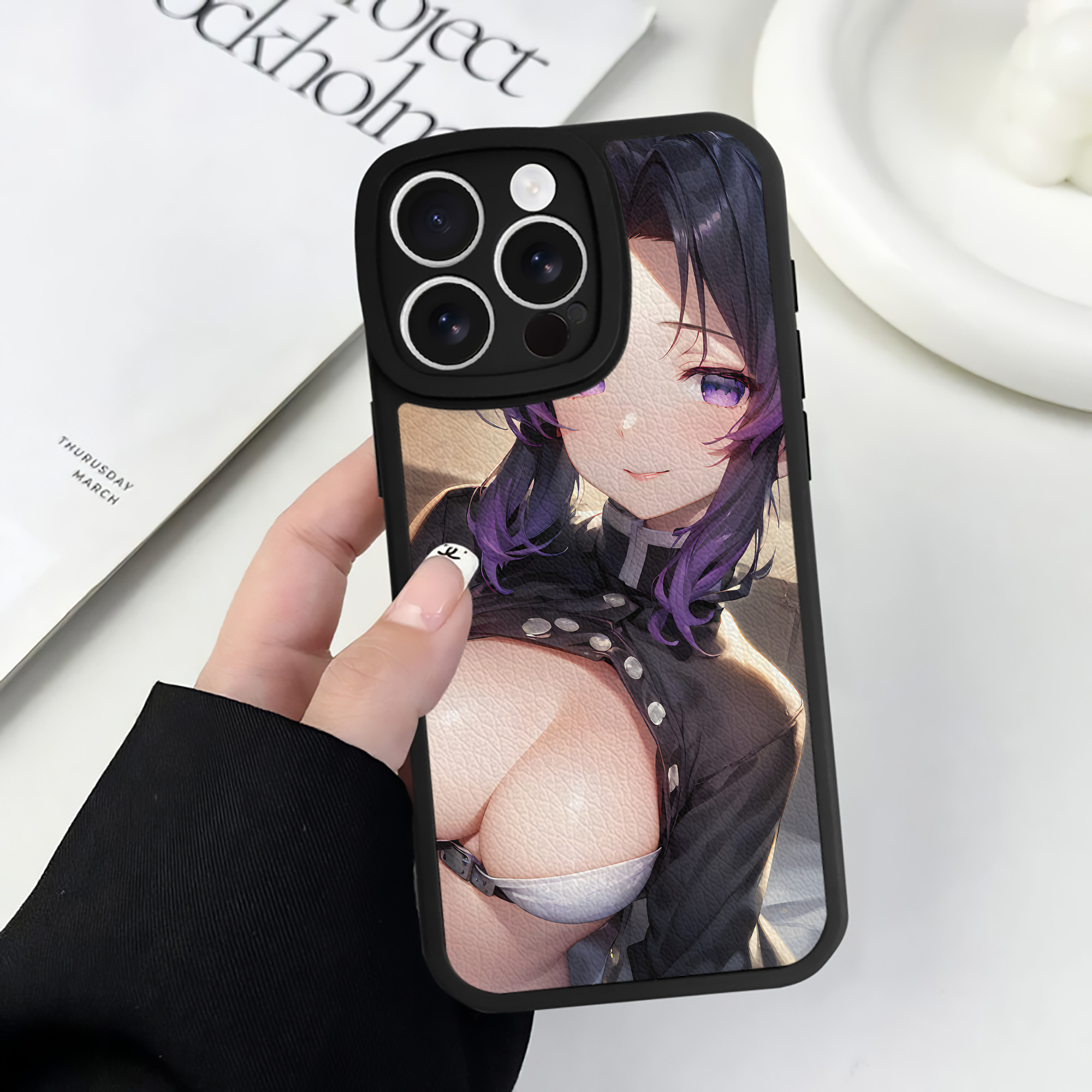 （画像用） 鬼滅の刃（きめつのやいば）蟲柱-胡蝶 しのぶ／こちょう しのぶ Kochou Shinobu 【iPhone 16シリーズ対応】シリコンスマホケース（レザー調） 材質：シリコン